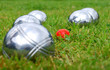 Boules de pétanque et cochonet sur herbe