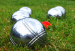 Boules de pétanque et cochonet sur herbe 2