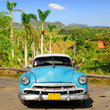 Foto: happy european seniors in oldtimer car in vinales, cuba happy european seniors in oldtimer car in vinales, cuba