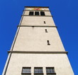 clocher et ciel bleu