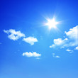 Sonne scheint durch die Wolken