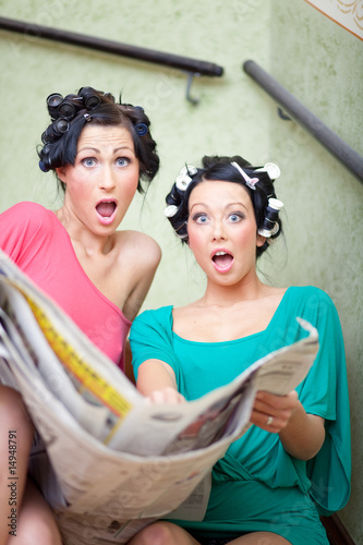 Foto: frauen mit zeitung frauen mit zeitung