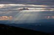 Nuage et puit de lumière sur un paysage de foret
