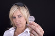 Photo: Frau mit Münze Frau mit Münze