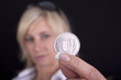 Photo: Frau mit Münze Frau mit Münze