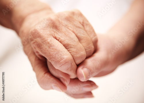 Foto: adult helping senior in hospital adult helping senior in hospital