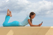 junge frau schreibt sms am strand junge frau schreibt sms am strand