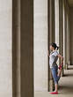 Foto: Woman stretching in portico, side view Woman stretching in portico, side view