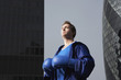 Foto: Boxer standing between downtown buildings, low angle view, London, England Boxer standing between downtown buildings, low angle view, London, England