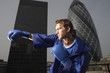 Foto: Boxer punching air downtown, low angle view, side view, London, England Boxer punching air downtown, low angle view, side view, London, England