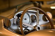 Cockpit eines alten Sportwagens