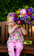 Kind mit Blumenstrauß. Geschenk für Muttertag