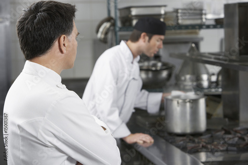 Foto: Two male chefs working in kitchen Two male chefs working in kitchen
