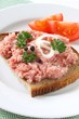 belegtes brot mit mettwurst, zwiebel und tomate