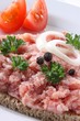 belegtes brot mit mettwurst, zwiebel und tomate