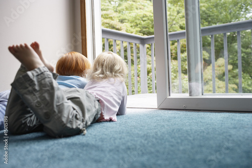 Foto: Sisters 3-6 lying on carpet, looking through balcony door Sisters 3-6 lying on carpet, looking through balcony door