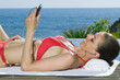 Frau telefoniert im Urlaub