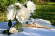 Photos : A bouquet of white peony flowers on a garden table in summer eve