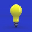 lampadina gialla su fondo blu