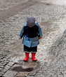 Kind mit Regenkleidung hat Spaß im Regen