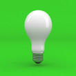 lampadina bianca su fondo verde