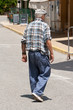 Vieil homme traversant la rue