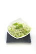 Gurkensalat mit frischem Pfeffer und Zitronenmelisse