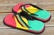 tongs multicolores sur lames de deck