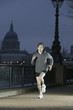 Foto: Runner training on early winter morning in London Runner training on early winter morning in London