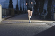 Foto: Young man jogging on city pavement at dawn in London Young man jogging on city pavement at dawn in London