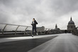 Foto: Young male runner on the Millenium Bridge with St Paul's in the background Young male runner on the Millenium Bridge with St Paul's in the background