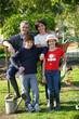 Photo: Portrait de famille dans un jardin Portrait de famille dans un jardin