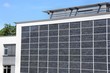 Solarzellen an einer Hauswand