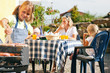 Familie beim Grillen