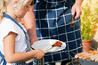 Vater und Tochter grillen