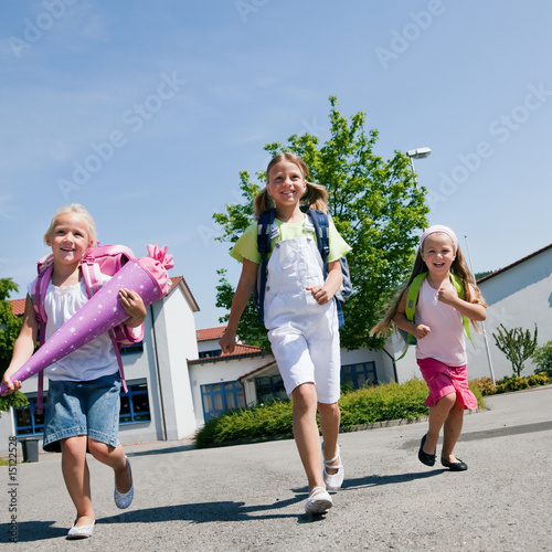 Drei Schulkinder haben Spaß
