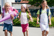 Drei Schulkinder haben Spaß
