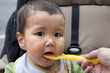 Bebe comiendo