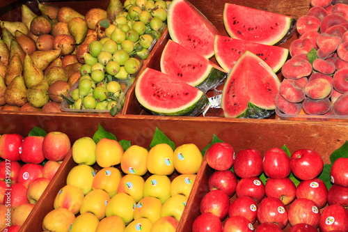 Photo: Marktstand mit frischem Obst und Gemüse Marktstand mit frischem Obst und Gemüse
