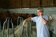 Agriculteur au téléphone