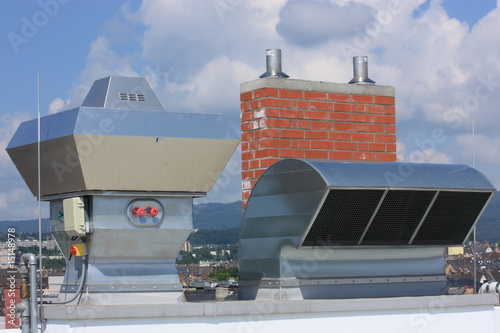 Foto: Klimaanlage und Schornstein Klimaanlage und Schornstein
