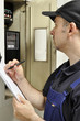 Foto: Handwerker bei Drehstromzähler Handwerker bei Drehstromzähler