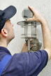 Foto: Handwerker montiert Solarleuchte Handwerker montiert Solarleuchte