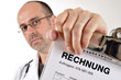 Arzt mit Rechnung