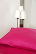 lampe et lit mauve
