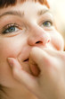 jeune femme yeux bleus amoureuse gourmande sourire rêve