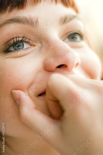 Photo : jeune femme yeux bleus amoureuse gourmande sourire rêve jeune femme yeux bleus amoureuse gourmande sourire rêve
