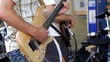 bassiste et guitariste sur scène