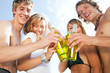 Foto: Gruppe feiert Party am Strand (Fokus auf Getränk!) Gruppe feiert Party am Strand (Fokus auf Getränk!)
