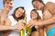 Gruppe feiert Party am Strand